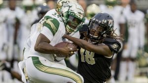 Shaquem Griffin är känd för att göra livet surt för quarterbacks. Shaquem Griffin tacklar.