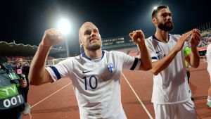 Pukki målskytt mot Ungern, lyckas han igen mot Estland? Teemu Pukki och Tim Sparv jublar