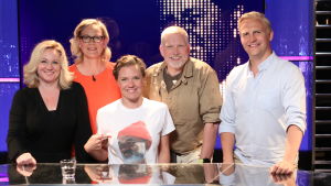 Vem, vad, när? reser Jorden runt. Lagkaptenerna Maria Sid och Janne Grönroos i tv-studion tillsammans med gästerna Eva Biaudet och Pata Degerman och programledare Sonja Kailassaari.