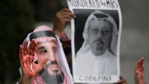 n demonstrant utklädd till kronprins Mohammad bin Salman, med blod på händerna, protesterade utanför Saudiarabiens ambassad i Washington i måndags. En demonstrant utklädd till Mohammad bin Salman, med blod på händerna, protesterade utanför Saudiarabiens ambassad i Washington i måndags.