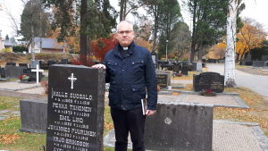 Kyrkoherde Bo-Göran Åstrand. Kyrkoherde Bo-Göran Åstrand i Jakobstad vid de avrättades gemensamma gravsten
