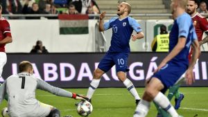 Landslaget hade problem i bortamatcherna i november. Teemu Pukki i farten mot Ungern.