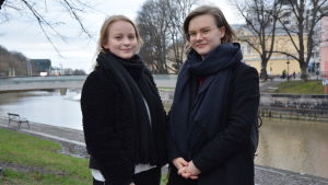 Sofia Haapala och Cecilia Pahlman tycker att man inte ska handla på fredag "bara för att". Sofia Haapala och Cecilia Pahlman i svarta rockar ser mot kameran, de står intill en höstig aura Å.