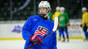 Jack Hughes är stjärna i USA:s lag. Jack Hughes har slagit poängrekord i den amerikanska ishockeyns juniorprogram.