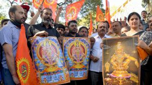Hinduer som protesterar mot att två kvinnor gick in i templet Sabarimala i Kerala. Guden Ayyappa, som har vigt sig åt celibatet, anses bli störd av fertila kvinnor. Hinduer i Kerala protesterar mot att två kvinnor gick in i templet sabarimala
