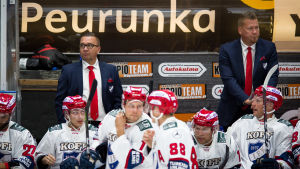 Selin och Pikkarainen, men inte längre. Ari-Pekka Selin och Jarno Pikkarainen i IFK:s spelarbås.