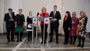Representanter för oppositionspartier berättar om det nya lagförslaget om att skriva in minimiantalet vårdare i lagen. Representanter för oppositionen i riksdagen i februari 2019.