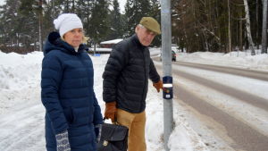 Lotta Vaenerberg och Martin Uunila är väldigt oroliga över säkerheten vid skolområdet. Lotta Vaenerberg och Martin Uunila vid övergångsstället.