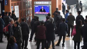 Folk följer med Trumps presskonferens i Hanoi 28.2.2019 Folk följer med Trumps presskonferens i Hanoi 28.2.2019