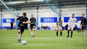 Eremenko satte in en straff i 2–1-segern över Haka. Sergei Eremenko skjuter en straff mot Haka.
