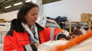 Sortera, sortera. Men Cati Huhta påpekar att du inte heller ska ha dåligt samvete om du är långt ute i skärgården och lägger exempelvis plast bland det brännbara skräpet där det utnyttjas som energi - transporter har en miljöpåverkan. Cati Huhta tittar ner i en säck med gamla textiler