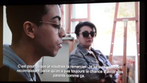 Fransk TV har även gjort en dokumentärfilm om den populäre sångaren Bilal Hassani som ska sändas i samband med finalen i Tel-Aviv. Här syns han på bild utan peruk. -Jag vill tacka min mamma. Jag är så tacksam, för alla har inte chansen att ha så öppna föräldrar, säger han. Dokumentär på fransk tv.