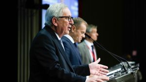 Jean-Claude Juncker till vänster och Donald Tusk i mitten. Jean-Claude Juncker och Donald Tusk på en presskonferens i Bryssel.