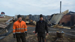 Benny Lillbacka och Tommy Lillbacka. Benny Lillbacka och Tommy Lillbacka framför den nedbrunna svingården.