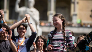 Greta Thunberg har blivit en viktig röst i dagens miljörörelse. Greta Thunberg under en klimatmanifestation i Rom 19.4.2019