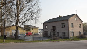 Stenhuset rivs och ett nytt kontor byggs för cirka 1,3 miljoner euro på Ekenäs Energis tomt vid Pehr Sommars gata 2 i Ekenäs. Ekenäs Energis byggnader på Pehr Sommars gata i Ekenäs, en gul byggnad.