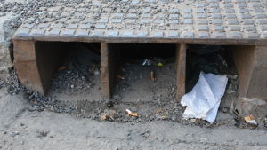 Kastade fimpar vid en dagvattenbrunn i centrala Åbo. Kastade fimpar på en gata i Åbo.