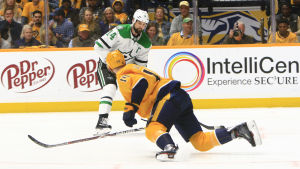 Ekholm blockerar skott mot Dallas i Stanley Cup-slutspelet. Mattias Ekholm käkar puck i Stanley Cup-slutspelet.