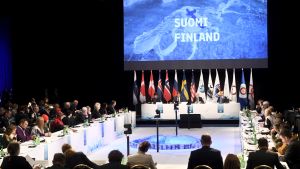 Timo Soini höll ett tal vid mötets öppnande idag. Timo Soini håller tal på det Arktiska rådets möte.