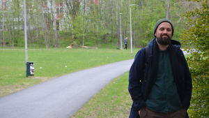 Martins Pinto håller fortfarande på med sina doktorsstudier, men vid sidan om det både föreläser han och jobbar för Keru. Tiago Martins Pinto står med ansiktet mot kameran vid en buske i en park.