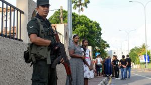 En soldat på vakt vid en kyrka 12.5.2019 i Sri Lanka En soldat på vakt vid en kyrka 12.5.2019 i Sri Lanka