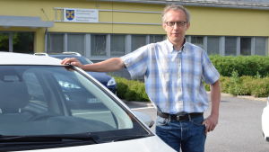 Mats Nurmio hoppas att taxiresor kan öppna upp för tanken kring samåkning. Mats Nurmio i skjorta utanför kemitrahuset i Kimito.