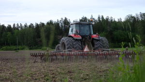 Jorden måste bearbetas mer i ett ekologiskt jordbruk. En traktor kör omkring på en åker.