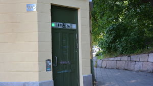 offentliga toaletten nära samppalinna - gul rund torntegelbyggnad bredvid vägen.