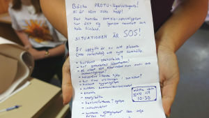 En morgon var det en zombieapokalyps och vi måste skapa ett nytt samhälle med bara oss tolv deltagare. Det var lite jobbigt när man just hade vaknat, berättar Beda Bergström. Ett brev med en uppgift för deltagarna på ett Prometheus-läger. Deltagarna ska planera ett nytt samhälle.