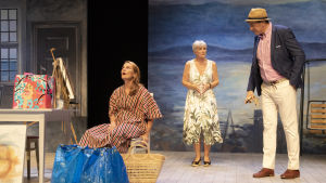 Silja (Jonna Järnefelt) förstör lugnet för sin mamma (Laila Björkstam) och hennes kille (Joachim WIgelius). Skådespelarna Jonna Järnefelt, Laila Björkstam och Joachim Wigelius i Lilla Teaterns föreställning Äktenskapsgrejen.