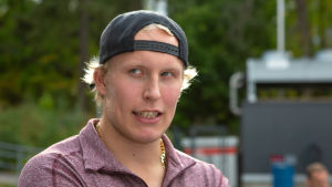 NHL-semestern fortsätter för Patrik Laine. Hockeyspelaren Patrik Laine i civila kläder.