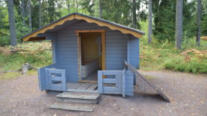 Lekstugan på församlingens lekplats har utsatts för ofog. En lekstuga där dörren har brutits loss.