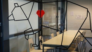 Att bry sig om varandra är en av vänelevernas uppgifter och rapportera om någon blir utanför gemenskapen i Lagstads skola i Esbo. Tomma stolar vid ett långt bord bakom en glasvägg som pryds av en bild på en björn med rött hjärta i Lagstads skola.