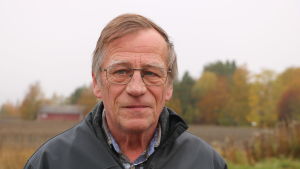 Jarl Bergkulla förutspår en tuff höst för jägarna. En man med kort, lite gråaktigt hår och glasögon står framför en åker.