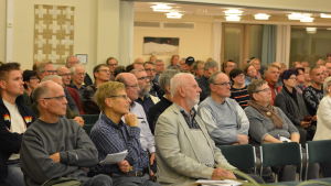 Församlingshemmet i Veikkola fylldes av intresserade åhörare som ville veta mera om det nya järnvägsprojektet. Församlingshemmet i Veikkola drog fullt hus under informationskvällen.