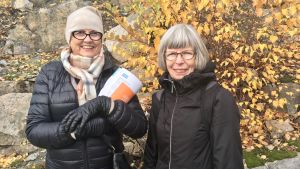 Riitta Ojala och Ritva Koittola motionerar dagligen för att hålla sig friska. Riitta Ojala och Ritva Koittola står ute bland höstlöven.