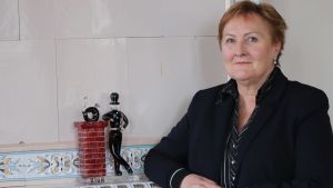 Björneborgs stadsdirektör Aino-Maija Luukkonen säger att kulturutbudet har en stor betydelse för kommunen. Aino-Maija Luukkonen nojaa kakluuniin.