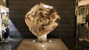 Konst pryder den renoverade Thurmansplatsen. Skulpturen Foni av Kimmo Schroderus har flyttats till torget från Grankullavägen. Skulptur i silver, ser ut som en ros eller en strömvirvel