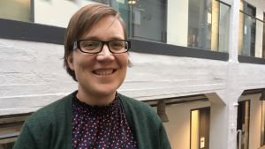Det räcker inte med en publik, utan det måste finnas människor som upprätthåller själva traditionen, säger Blanka Henriksson. Blanka Henriksson i Arkens trappa.