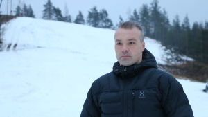 Janne Smeds säger att uppe i backen är snödjupet en meter, längre ner 30-40 cm. Arkivbild. En man i 40-årsåldern står vid roten av en skidbacke.