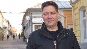 Det har varit mycket mer jobb än väntat och en hel del resor till grannländerna men också till övriga europeiska länder på grund av att Finland har varit ordförandeland för EU. Thomas Blomqvist, minister för nordiskt samarbete och jämställdhet, insåg i höstas att han inte hinner sköta sitt uppdrag som fullmäktigeordförande i Raseborg vid sidan av sitt ministerjobb. En man står på gågatan i Ekenäs. Han tittar in i kameran och ler lite.