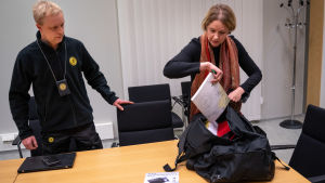 Ledande utredaren Kai Valonen och informationschef Tiina Bieber letade efter Asser Koivistos Estoniarapport, men utan resultat. två anställda på Olycksutredningscentralen
