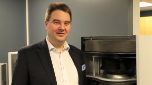 Niklas Skogster visar insidan på ett av Genanos luftfilter för sjukhus. En man i kavaj står bredvid ett öppnat luftfilter.