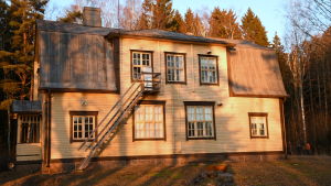 Den gamla skolbyggnaden blir en riktig pärla efter omfattande renoveringar. Gammal gul skolbyggnad på vårvintern.