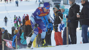 Formstarka Perttu Hyvärinen tvingas stå över Ski Tour. Perttu Hyvärinen skidar upp för en backe.