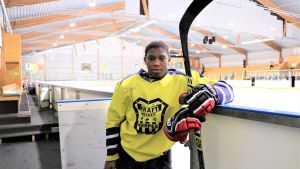 Leo Brännback efter en match med sitt lag i Närpes ishall Leo Brännback i hockeyutrustning i ishallen i Närpes där han spelar i Kraft Hockey