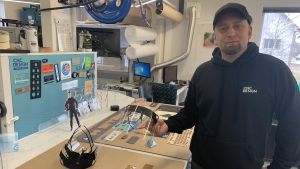 Det tog bara några dagar för Patrik Sandqvist på CNC design att omstrukturera tillverkningen, för att möta efterfrågan på skyddsvisir då coronaviruset slog till. Patrik Sandqvist på CNC design i sin verkstad.