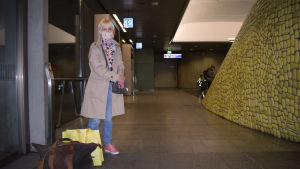 Coronakrisen har inte satt stopp för pendlandet för Marja Salisma. Munskydd är viktigt, fast det inte är så trevligt att bära, säger hon. Marja Alasma väntar på sin buss. Hon bär munskydd.