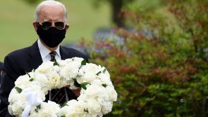 Den 77-årige Joe Biden har konsekvent lett i opinionsmätningar inför presidentvalet den 3 november. Joe Biden som lägger ner en krans.