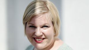 Annika Saarikko axlar rollen som vetenskaps- och kulturminister från och med augusti. Annika Saarikko tittar lite uppåt och in i kameran. Hon ler.